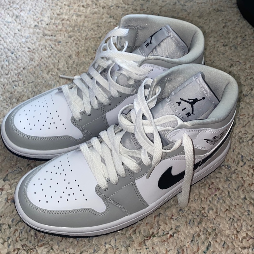 Woman’s air jordan 1 mid